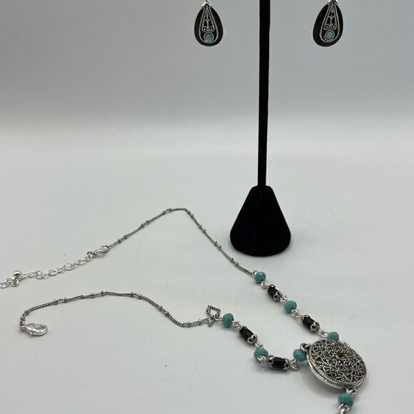 Avon, NR Necklace and earrings - Picture 7 of 8